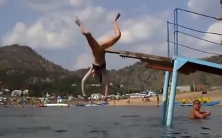 Было уже,но смешно.Меня больше рассмешил вопль негодования чувака:"Йёлки-палки! Ты чо!". Прыжок получился лягушачий.