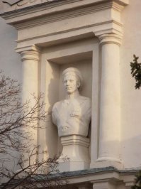 ну насчет фоток, Вы загнули. Или про фотки памятников? Ловите тогда:
Панорама первой обороне Севастополя. По фасаду здания установлены бюсты его героических защитников:

матрос Кошка:

это в Виннице, но этот бюст украли (