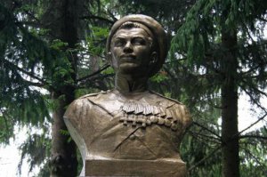 ну насчет фоток, Вы загнули. Или про фотки памятников? Ловите тогда:
Панорама первой обороне Севастополя. По фасаду здания установлены бюсты его героических защитников:

матрос Кошка:

это в Виннице, но этот бюст украли (