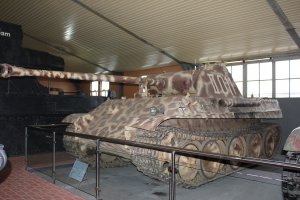 1. Им я поклонился каждой по отдельности. Иначе было бы под стволами не пройти.
2. А до ствола этой дуры мне бы прыгать пришлось.