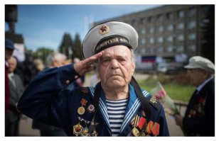 С праздником товарищи моряки! От всего сердца и всем флотам наши поздравления!
Эту фотку я просто оставлю здесь, без особых комментариев и пафосных надписей. 
(У меня год назад слёзы навернулись когда я увидел это фото).