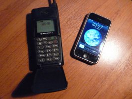 Моя первая Моторола - 8900 International. 
90-е годы.
Двухстандартный телефон с графическим дисплеем, вибро и литиевой батареей!
На фото коллекции его, кстати, нет. Младший родственник - второй справа вверху, скорее всего 460 модель.
Из достоинств - соответствовал военным американским стандартам по живучести. У него был флип, прикрывавший клавиатуру и выдвижная антенна.
Моторола гарантировала 10 тысяч раз подергать из стороны в сторону телефоном за антенну,  100 тысяч раз покачать телефоном, держась за флип, 1 миллион нажатий на клавиатуру и падение на бетонный пол с высоты до 3 метров (последнее точно проверено - летал из нагрудного кармана в яму в гараже неоднократно.
Пластик корпуса, тот же флип, сломать руками невозможно, Гнулся, тянулся, но не трескался, не ломался.
Два раза он побывал под джипом, один раз - под Камазом.
Отделался легкими царапинами
После всего - продолжал работать как ни в чем не бывало...
Из недостатков - тяжелый, сцуко, был.
Но тогда это не замечалось.
Рабочий, кстати, до сих пор.
Сейчас отдыхает в ящике стола. 
На память))