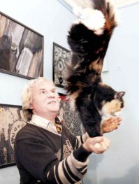 у кошек просто своя голова есть. если хозяину на них насрать, то и им аналогично.