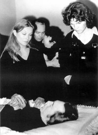 Последние строки Высоцкого:

«И снизу лёд и сверху... маюсь между:
Пробить ли вверх иль пробуравить вниз?
Конечно, всплыть и не терять надежду,
А там за дело - в ожиданьи виз.

Лёд надо мною, надломись и тресни!
Я весь в поту, как пахарь от сохи.
Вернусь к тебе, как корабли из песни,
Всё помня, даже старые стихи.

Мне меньше полувека, сорок с лишним,
Я жив двенадцать лет тобой и Господом храним.
Мне есть что спеть, представ перед Всевышним,
Мне есть чем оправдаться перед ним!»

Владимир Высоцкий,
22 июля 1980 года