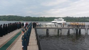 Патриарх Кирилл приехал в Плес на собственной яхте. Встречают с оркестром, ковровой дорожкой, все выстроены в шеренгу. 

Вся суть православной церкви в одном фото. Эти чуваки даже не скрывают, как живут. Пока тебе нечего жрать, глава РПЦ жирует.