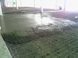 Всем "рукожопам" по заливке бетона! Посовещается!
Читайте! Знайте!
1! Земля,чернозем- ОРГАНИКА! ни в коем случае в основе не должно быть! Делать так: Щебень очень большой, щебень средний, щебень маленький. Все это расклинивается и уплотняется! Сверху песок! не менее 10 см!
П.С. если убирать землю нет возможности- не делай проект! Засыпать землю в качестве наполнителя- самый большой бред!
2. По уложенному (и пролитому+ утрамбованому) песку укладывай ПЛЕНКУ! Пленка тут не гидроизоляция! НЕТ! Пленка тут для того чтобы из бетона НЕ УШЛА ВОДА! ибо рецепт бетона: Цемент+Песок+щебень+ВОДА!!! Воды для созревания бетона нужно 50% от количества цемента!Запомни: Пленка на грунт для удержания воды в бетоне!
3. Армировать нужно только в случае вероятности подвижки грунта основания! Если основание старый бетон- армировать нужно только п/проп.фиброй! Если есть риск просадки основания(чаще всего так и есть) то армируй ТОЛЬКО арматурой мин.8мм! ячейкой 100*100 или 150*150 или 200*200 мм! Только арматурой Бетон армируют АРМАТУРОЙ не сеткой! В идеале арматура должна быть НЕ РЖАВОЙ ибо будет отслоение арматуры от бетона внутри  (за счет ржавчины!)
4. Бетон имеет ЛИНЕЙНОЕ расширение! для его компенсации прокладывают вдоль примыкания стен- вспененую подложку (как под ламинат!) чем толще тем лучше! Прокладывают вдоль стен и вокруг колонн!
5. Бетон при наборе прочности дает УСАДКУ!  Всегда ДАЁТ!! Усадку компенсируют "усадочными" швами! Делают их по формуле: 30 толщин бетона! Только квадрат с такой стороной! (10 см бетон- 3*3 метра квадрат!) Режут только до арматуры! Арматуру не режь! Режут на ВТОРОЙ-третий день!
6. После заливки бетона- накрой бетон пленкой и дай ему выстоять как минимум НЕДЕЛЮ! 90 % набор прочности бетона за 28 суток! 
Это НЕПРЕЛОЖНЫЕ аксиомы для промышленного бетона! 
Источник: "СНиП 2.03.13-88 Срок введения в действие 1 января 1989"