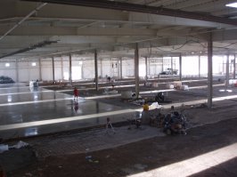 Всем "рукожопам" по заливке бетона! Посовещается!
Читайте! Знайте!
1! Земля,чернозем- ОРГАНИКА! ни в коем случае в основе не должно быть! Делать так: Щебень очень большой, щебень средний, щебень маленький. Все это расклинивается и уплотняется! Сверху песок! не менее 10 см!
П.С. если убирать землю нет возможности- не делай проект! Засыпать землю в качестве наполнителя- самый большой бред!
2. По уложенному (и пролитому+ утрамбованому) песку укладывай ПЛЕНКУ! Пленка тут не гидроизоляция! НЕТ! Пленка тут для того чтобы из бетона НЕ УШЛА ВОДА! ибо рецепт бетона: Цемент+Песок+щебень+ВОДА!!! Воды для созревания бетона нужно 50% от количества цемента!Запомни: Пленка на грунт для удержания воды в бетоне!
3. Армировать нужно только в случае вероятности подвижки грунта основания! Если основание старый бетон- армировать нужно только п/проп.фиброй! Если есть риск просадки основания(чаще всего так и есть) то армируй ТОЛЬКО арматурой мин.8мм! ячейкой 100*100 или 150*150 или 200*200 мм! Только арматурой Бетон армируют АРМАТУРОЙ не сеткой! В идеале арматура должна быть НЕ РЖАВОЙ ибо будет отслоение арматуры от бетона внутри  (за счет ржавчины!)
4. Бетон имеет ЛИНЕЙНОЕ расширение! для его компенсации прокладывают вдоль примыкания стен- вспененую подложку (как под ламинат!) чем толще тем лучше! Прокладывают вдоль стен и вокруг колонн!
5. Бетон при наборе прочности дает УСАДКУ!  Всегда ДАЁТ!! Усадку компенсируют "усадочными" швами! Делают их по формуле: 30 толщин бетона! Только квадрат с такой стороной! (10 см бетон- 3*3 метра квадрат!) Режут только до арматуры! Арматуру не режь! Режут на ВТОРОЙ-третий день!
6. После заливки бетона- накрой бетон пленкой и дай ему выстоять как минимум НЕДЕЛЮ! 90 % набор прочности бетона за 28 суток! 
Это НЕПРЕЛОЖНЫЕ аксиомы для промышленного бетона! 
Источник: "СНиП 2.03.13-88 Срок введения в действие 1 января 1989"