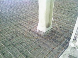 Всем "рукожопам" по заливке бетона! Посовещается!
Читайте! Знайте!
1! Земля,чернозем- ОРГАНИКА! ни в коем случае в основе не должно быть! Делать так: Щебень очень большой, щебень средний, щебень маленький. Все это расклинивается и уплотняется! Сверху песок! не менее 10 см!
П.С. если убирать землю нет возможности- не делай проект! Засыпать землю в качестве наполнителя- самый большой бред!
2. По уложенному (и пролитому+ утрамбованому) песку укладывай ПЛЕНКУ! Пленка тут не гидроизоляция! НЕТ! Пленка тут для того чтобы из бетона НЕ УШЛА ВОДА! ибо рецепт бетона: Цемент+Песок+щебень+ВОДА!!! Воды для созревания бетона нужно 50% от количества цемента!Запомни: Пленка на грунт для удержания воды в бетоне!
3. Армировать нужно только в случае вероятности подвижки грунта основания! Если основание старый бетон- армировать нужно только п/проп.фиброй! Если есть риск просадки основания(чаще всего так и есть) то армируй ТОЛЬКО арматурой мин.8мм! ячейкой 100*100 или 150*150 или 200*200 мм! Только арматурой Бетон армируют АРМАТУРОЙ не сеткой! В идеале арматура должна быть НЕ РЖАВОЙ ибо будет отслоение арматуры от бетона внутри  (за счет ржавчины!)
4. Бетон имеет ЛИНЕЙНОЕ расширение! для его компенсации прокладывают вдоль примыкания стен- вспененую подложку (как под ламинат!) чем толще тем лучше! Прокладывают вдоль стен и вокруг колонн!
5. Бетон при наборе прочности дает УСАДКУ!  Всегда ДАЁТ!! Усадку компенсируют "усадочными" швами! Делают их по формуле: 30 толщин бетона! Только квадрат с такой стороной! (10 см бетон- 3*3 метра квадрат!) Режут только до арматуры! Арматуру не режь! Режут на ВТОРОЙ-третий день!
6. После заливки бетона- накрой бетон пленкой и дай ему выстоять как минимум НЕДЕЛЮ! 90 % набор прочности бетона за 28 суток! 
Это НЕПРЕЛОЖНЫЕ аксиомы для промышленного бетона! 
Источник: "СНиП 2.03.13-88 Срок введения в действие 1 января 1989"