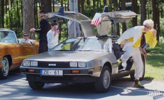 В Латвии есть один ДеЛориан и его часто можно увидеть на авто тусовках. Конечно в отделке салона не мало косяков но желания прикоснутся к машине времени закриваэт на это глаза.