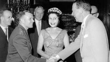 Наверное, тебе не понять. Главное даже не кровь, а просто быть королевой, настоящей, по поведению. Тут надо скорее родиться британцем или обладать хорошей фантазией, чтобы понять, какое умиление вызывает она, ну и меньшей степени Чарльз и остальные, и этот кусочек газона будет ни один день перетираться в пабах.
Даже легендарные SEX PISTOLS ей единственный альбом посвятили 
Ну а на вопрос, какое нам до этого дело-так интересно же, да и вот, исторический момент:
PS: и кто еще из присутсвующих здесь был знаком с Гагариным?