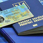 Киев, 27 июля. 

Киевские власти разрабатывают поправки в законодательство, которые позволят лишить украинского гражданства этнических русских. В частности, право быть гражданином отберут у тех, кто не поддерживает действующий режим.

Как сообщает «Российская газета», на Украине собираются лишить гражданства всех «нелояльных» к действующим властям и в первую очередь — этнических русских.

Поправки в законодательство уже разрабатывает министерство культуры и министерство информационной политики Украины. Каким образом будут «вычислять» русских и будут ли лишать гражданства тех, у кого один из родителей с русскими корнями — пока неизвестно.

Вдохновил инициаторов законопроекта опыт стран Балтии, которые в один момент признали сотни тысяч этнических русских «не гражданами».

СПРАВКА:

Согласно данным последней переписи населения, население Украины на 17,28% состоит из этнических русских, это более восьми с половиной миллионов человек. В 2001 году Киевский международный институт социологии проводил соцопросы населения на тему этнического происхождения. По данным опроса, русские из моноэтнических русских семей составляют 10 % населения Украины, а ещё 19 % — это люди из смешанных русско-украинских семей. При этом 10% опрошенных имели моноэтническое русское национальное самосознание, ещё 23 % — биэтническое русско-украинское самосознание. ЗЫ: Однозначно придётся хохлов в п.и.д.о.ростан высылать. Хохлам в Новороссии не место.