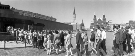 Да, очередь в Мавзолей навсегда запомнил!!! В 1981 году полдня в ней с отцом провёл...
