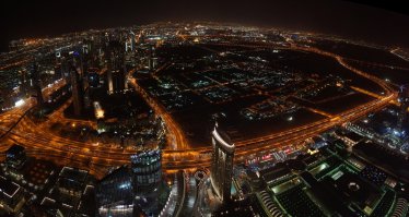 На Бурж Халифа площадка где-то на 400 метрах всего.
Сам фоткал в 8 часов вечера.