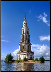 Фотошоп это... Когда Волга мельчает центральная церковь остается на острове. Остров становится виден из далека. Постоянно катаю туда на катере и ни разу такого не слыхал от местных.