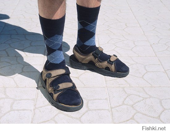 Ну про знаки и намеки, это ложь, 3.14здешь и провокация. Да, действительно в тюрьмах забирают ремни и шнурки и с тощего нигера те штаны начинают сваливаются, в последствии эта "мода" перекинулась на волю и там чем ниже штаны ты носишь, тем просто круче, с никакими намеками это не связано, а придумано уже нашими "бабушками на лавочках" которые сидят в интернете. Как и большинство из современной моды, течение конечно же ипанутое, как и уги, кроксы, носки под сандали, привычку зимой одевать горнолыжные костюмы к месту и без, коротенькие джинсы дудочкой и т.д. можете сами продолжить, а еще лучше с картинками