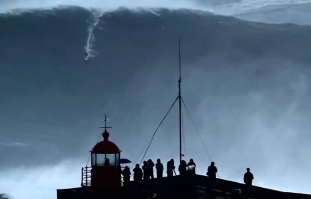 И серферов-рекордсменов на 30-метровых волнах.