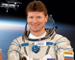 Знакомьтесь космонавт Геннадий Падалка. Космонавт побил мировой рекорд по времени пребывания на орбите- 880 суток. Пока он ещё на МКС, время возвращения на землю 11 сентября