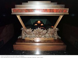 Интересный пост.
Мне, москвичу, очень интересно увидеть город глазами туриста. Это абсолютно по-другому! Сам постоянно носишься, торопишься, ничего не успеваешь.
А красота-то вокруг!
Тут автор писал, что нельзя в мавзолее фотографировать — исправим этот недочет.
Вот он — дедушка Ленин!