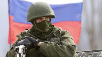 Бред сивой кобылы!
Всё, что написано про военных - брехня! По одному прапорщику с одним погоном на левом плече не надо судить о всех военных. А юмор и шутки они знают не меньше и не хуже представителей других профессий. 
Еще умудрился "вежливого" прилепить. Ты у крымчан спроси, какие они тупые и не юморные!
Автор тебе "двойка" за тупую перепечатку пенд_OSO_вского поста.