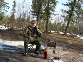 "Старайтесь не выделяться из толпы. Не должно быть понятно, что с вами никого нет." Там, где я путешествую один, численность населения менее 1человека на кв.километр.

"Бронируйте жилье заранее." Это палатку что-ли нужно бронировать? Моя палатка всегда со мной.

"Обновите список важных телефонных номеров и всегда носите с собой телефон." Одно уточнение: Спутниковый телефон.