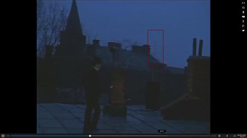 Не голливудский но, чем не блокбастер.)))

Антенна в кадре.

Как ни старались режиссер и операторы, сериал о Шерлоке Холмсе не обошелся без ляпов.
 В той же «Смертельной схватке» в эпизоде, когда Холмс убегает по крыше от сообщников Мориарти (25:21 - 25:30), в кадре на заднем плане неожиданно появляется... телевизионная антенна, которой ни при каких обстоятельствах не могло быть на лондонской крыше позапрошлого века.
 Эта сцена снималась на крыше НИИ фтизиопульмонологии на Лиговском проспекте. Антенна, случайно попавшая в кадр, кстати, стоит на том же месте по сей день.