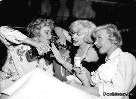 Манхэттен из "В джазе только девушки"
Красный вермут (20 мл)
Ржаной виски или бурбон (60 мл)
Биттер «Ангостура» (пару капель)