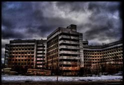 А где же Ховринская заброшенная больница (ХЗБ, Ховринка[1], Амбрелла, Недострой) — здание в Северном округе Москвы в районе Ховрино, недалеко от одноимённой железнодорожной станции. Адрес здания: Москва, ул. Клинская, 2 корпус 1.