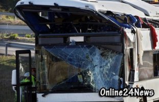  Во Франции туристическому автобусу снесло крышу
