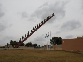 Памятник 22ум солдатам погибшем в теракте.Израиль