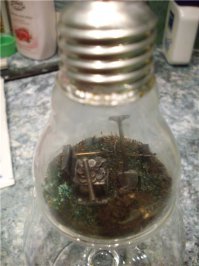 Конфеты и специи в лампочке это не оригинально... 4 года назад я решил подурачиться и замутил в 25 ваттной лампочке место раскопок (лампочка стоит в коньячном бокале)...сундук с монетами, рядом кайло, лопата в яме...МД на заднем плане плохо виден...для масштабности даже пара фоток сохранилась...;)