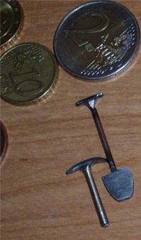 Конфеты и специи в лампочке это не оригинально... 4 года назад я решил подурачиться и замутил в 25 ваттной лампочке место раскопок (лампочка стоит в коньячном бокале)...сундук с монетами, рядом кайло, лопата в яме...МД на заднем плане плохо виден...для масштабности даже пара фоток сохранилась...;)