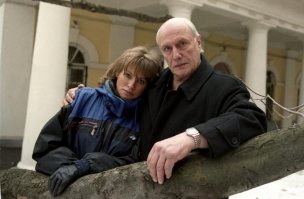 Часто бывает, когда в таком браке один забирает молодость другого.
Юля стареет очень быстро.
Ну, а жена Пороховщикова...