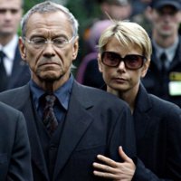 Часто бывает, когда в таком браке один забирает молодость другого.
Юля стареет очень быстро.
Ну, а жена Пороховщикова...