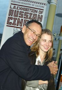 Часто бывает, когда в таком браке один забирает молодость другого.
Юля стареет очень быстро.
Ну, а жена Пороховщикова...