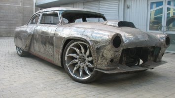 Всем прикольно, патриотично, но если дтп, то учитывая возраст кузова багажник может встретиться с капотом. Без усиления несущей конструкции кузова это очередной тупой корч ..
Если делали тупо "для красоты" .. то тоже хрень вышла полная, вот такое надо делать проекты на красоту