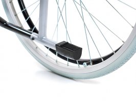 Это конечно хорошо, но обратите внимание на передние колеса у колясок, они маленькие, и очень часто затыкаются, хотя бы даже в трещинах в асфальте. Если при этом вы с силой будете толкать коляску сзади за поручни, то вектор усилия просто катапультирует человека из коляски носом в асфальт. Плюс к этому и сами сверху на него уложитесь.
То же самое произойдет, при толкании коляски на пандус, особенно если он слишком крутой, тот же вектор усилия приподнимет задние колеса над землей, а передние просто скатятся вниз, опять же катапультируя человека из коляски.
Так что, порыв помочь, конечно же, благороден, но думайте, как бы не навредить ещё больше. Все манипуляции помощи людям на коляске должны производиться в наклоненном назад положении, на задних, больших, колесах. Для этого даже есть специальный ножной упор на коляске.