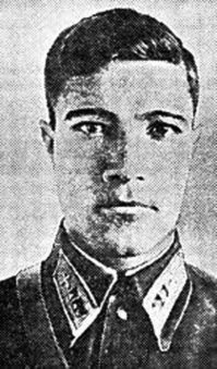 Вы таки правы, как вы понимаете со старшим лейтенантом Петром Еремеевым я лично знаком не был поэтому доверился интернету и ошибся. Вот его фото из Википедии: