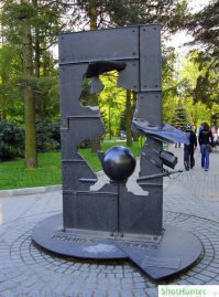 Памятник барону и памятник его сапогу. Калининград.