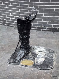 Памятник барону и памятник его сапогу. Калининград.