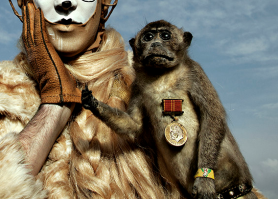 Откуда у них эта медаль? Это ж к 100-летию В.И. В 1971-м году награждали.