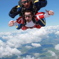 Месяц назад сиганул с 4000 метров с инструктором, на крыле, вот моя рожа в свободном падении (которое длилось 56 секунд) :) Парашют открывается на 1500, дальше минут 5 планирование, и ЗЕМЛЯ ))