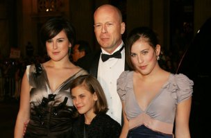 "Внешность Румер – идеальное сочетание лучших черт ее знаменитых родителей Брюса Уиллиса и Деми Мур."
Автор, ты действительно считаешь, что девушка с лицом крепкого ореха- идеальна???