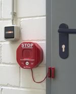 Что за бред??? Открыть такую дверь можно только изнутри! Снаружи стоит заглушка. Если мужик такой замок выбьет, то у женщин и детей это скорее всего не получиться. Никогда не устанавливают дополнительные замки на аварийных выходах. Для того, что бы такие двери не открывали без необходимости на них ставят сигнал тревоги, который срабатывает при открытии. Кстати, на табличке это указано. Так же ставят дополнительный блокиратор с сигналом.