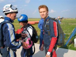 У меня 3 прыга с крылом и один с инструктором, но это было уже много позже, жаль не закончил обучение ((