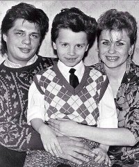 Как то не сказал бы что похожи... Даже Гарик Харламов больше на отца похож, чем многие из поста..