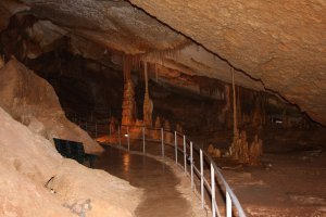 Недалеко от Симферополя. Названия не помню, но очень большая сеть пещер ))