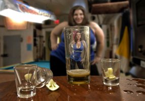 Девушки выкладывают в сеть фотографии растяжек на теле и считают что это красиво