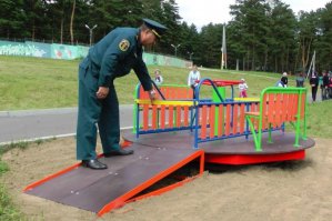 Да вроде и в нашей стране оборудуют пляжи для людей с ограниченными возможностями (погуглите для интереса)