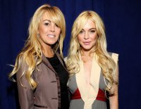 Мать выглядит лучше чем дочь....