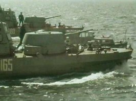 Вот кадр из фарватера. Тут видно, что катер одинаково далек и от "малого охотника", и от любого из торпедных катеров времен войны. Обыкновенный ПСКРк "Шмель".